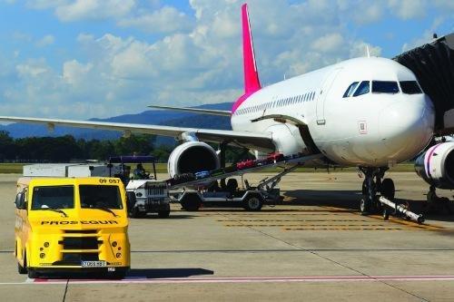Furgón Prosegur y avión en pista aérea Furgón Prosegur y avión en pista aérea