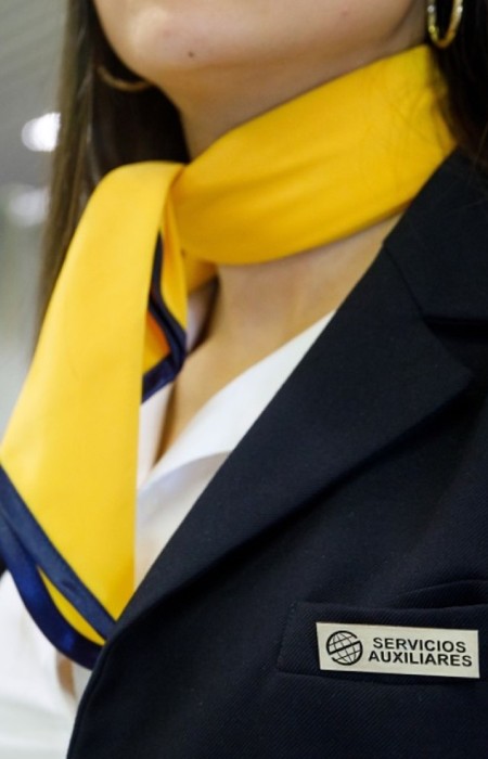 Azafata con uniforme de servicios auxiliares de Prosegur
